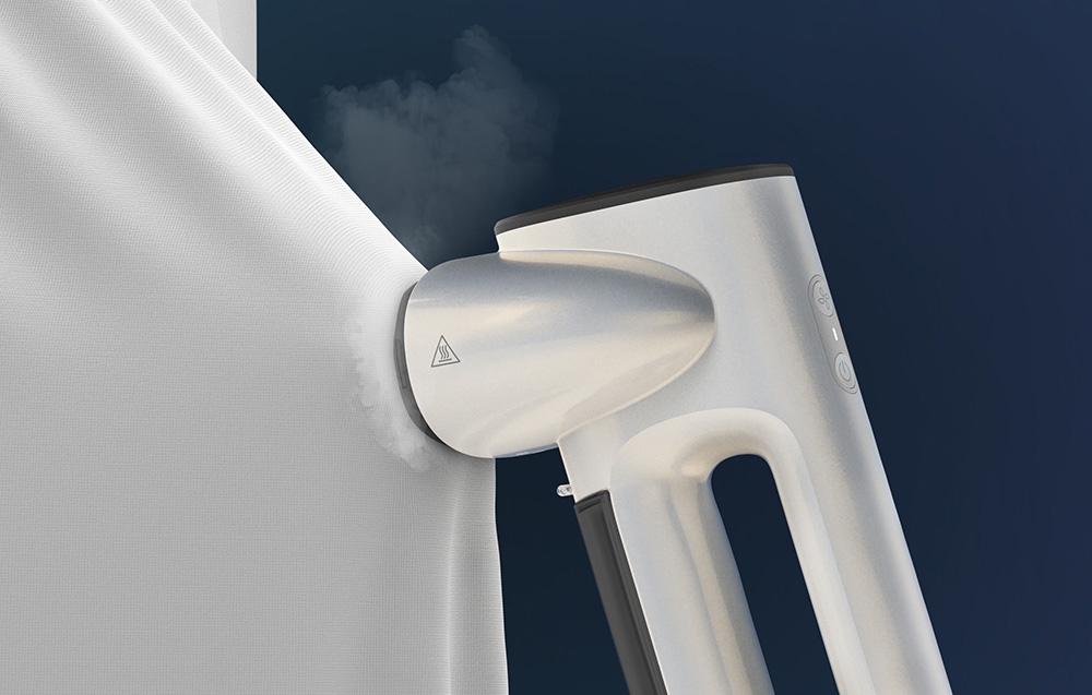 Un défroisseur blanc avec un long manche flotte au-dessus d'un tissu blanc contre un ciel bleu foncé avec des nuages