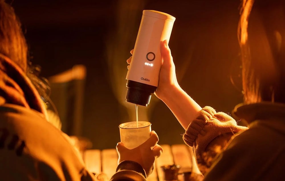 La femme prépare du café avec la machine à café sans fil Outin.