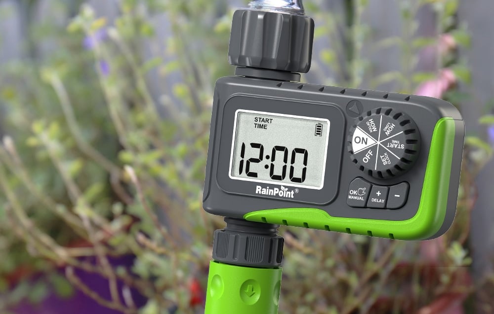 Gros plan sur le contrôleur d'arrosage avec écran