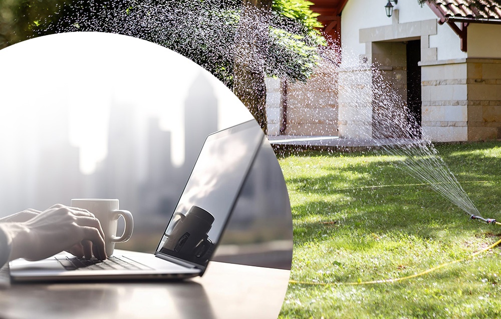 À gauche, une personne travaillant sur un ordinateur portable avec une tasse, à droite, une pelouse arrosée par un arroseur devant une maison