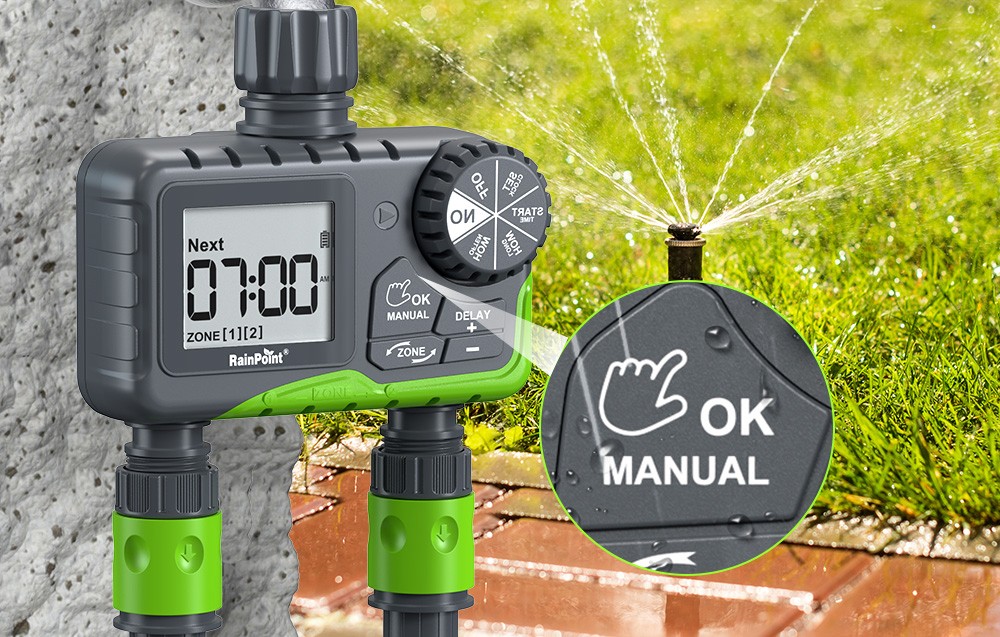 Contrôleur d'irrigation RainPoint avec écran et gros plan sur le bouton de démarrage manuel, avec un arroseur en arrière-plan
