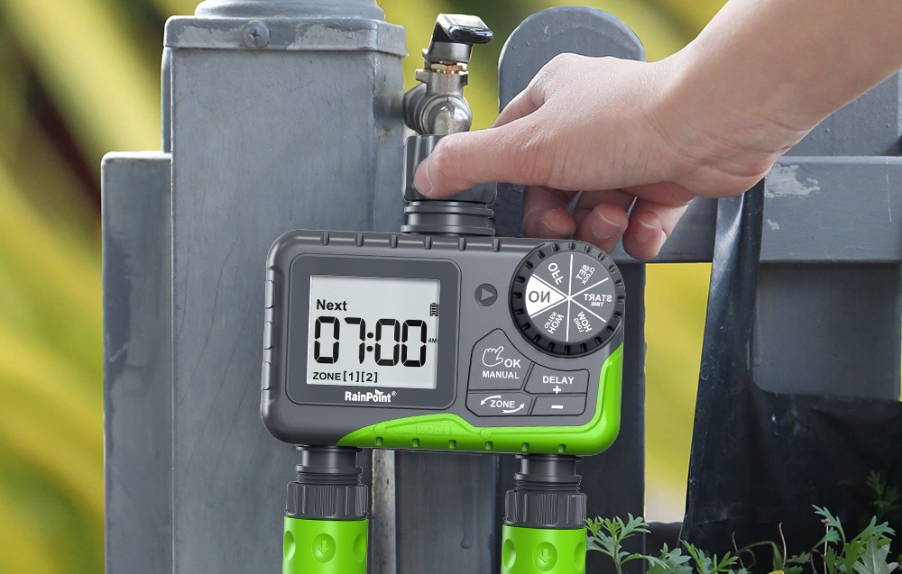 Une personne ouvrant un robinet avec un contrôleur d'irrigation RainPoint monté sur une clôture grise