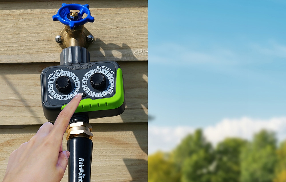 Personne appuyant sur le bouton du programmateur d'arrosage monté sur le mur extérieur d'un bâtiment