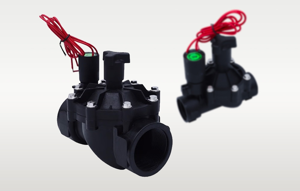 Deux vannes électromagnétiques d'irrigation de tailles différentes