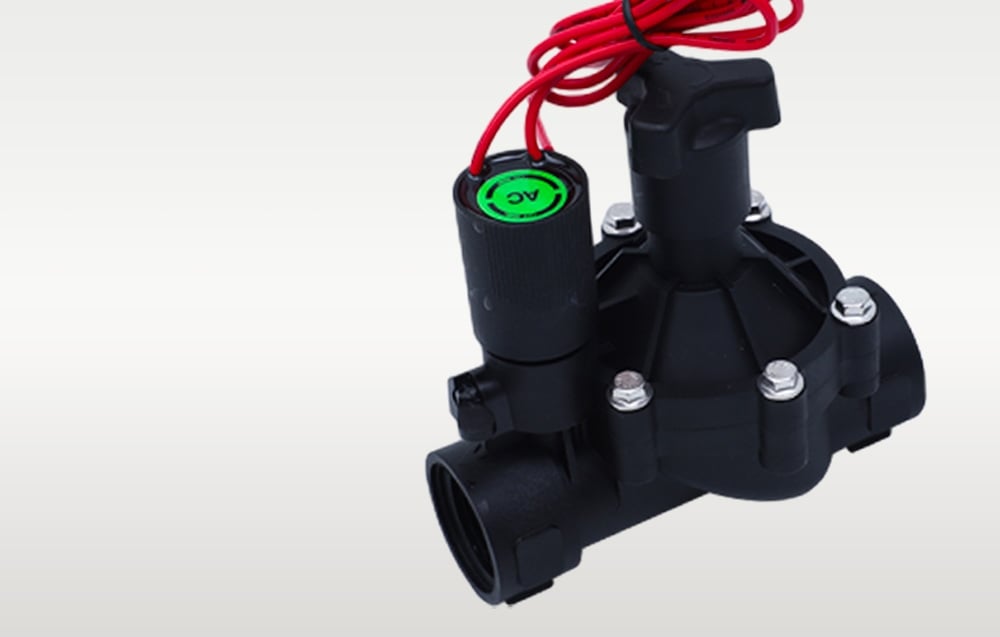 Gros plan d'un robinet d'irrigation électromagnétique noir