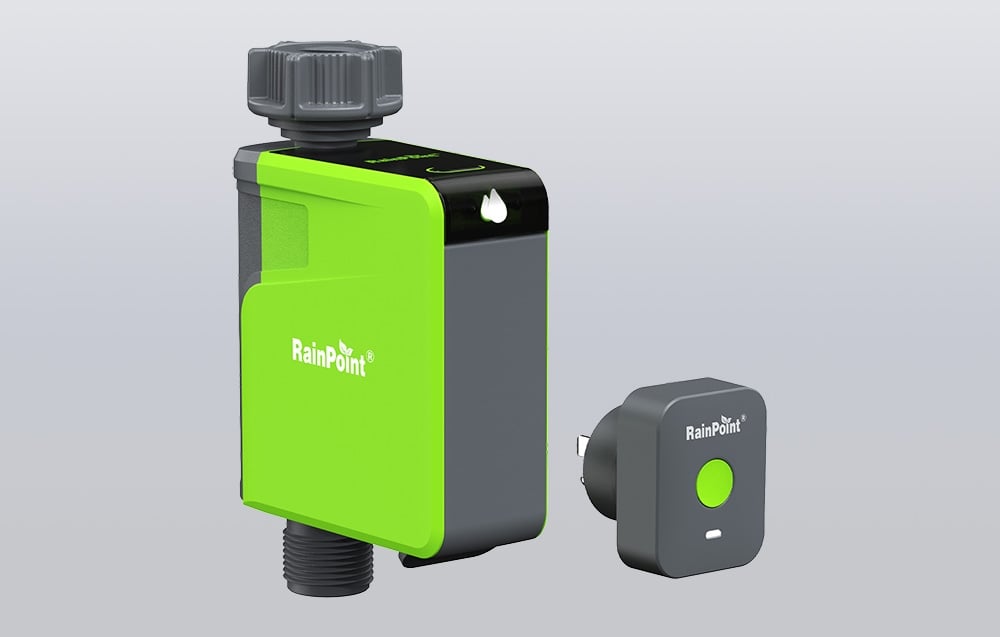 Contrôleur d'irrigation RainPoint avec un gateway Wi-Fi à côté sur un fond gris.