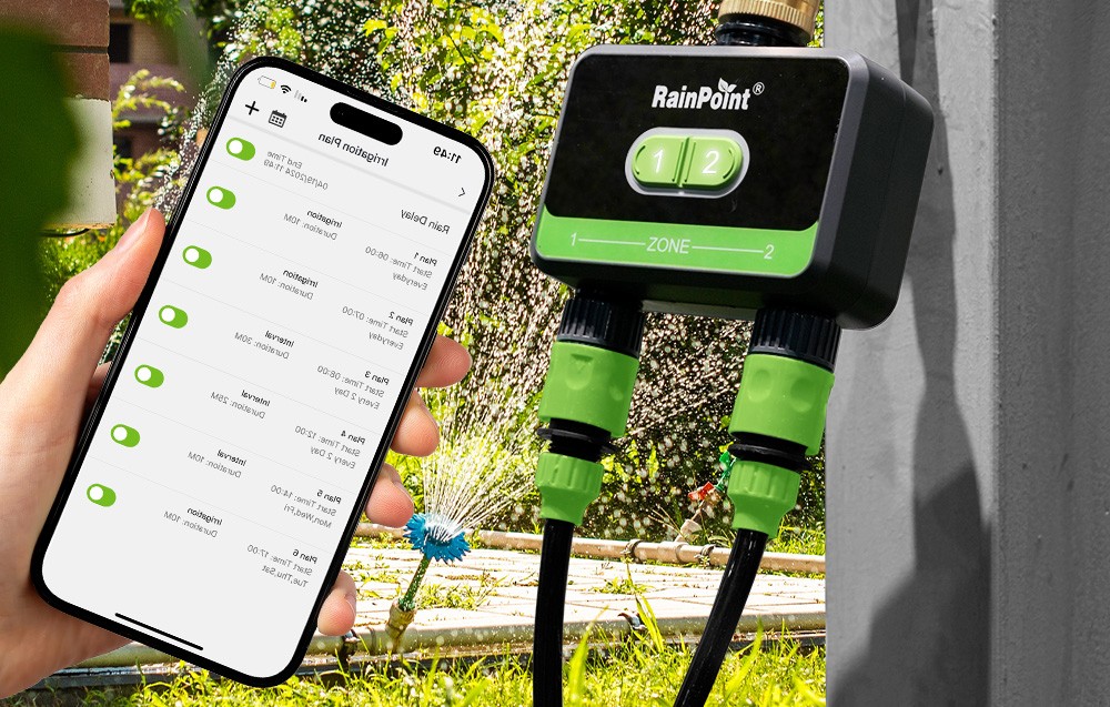 Contrôleur d'irrigation RainPoint connecté à l'application via un smartphone.