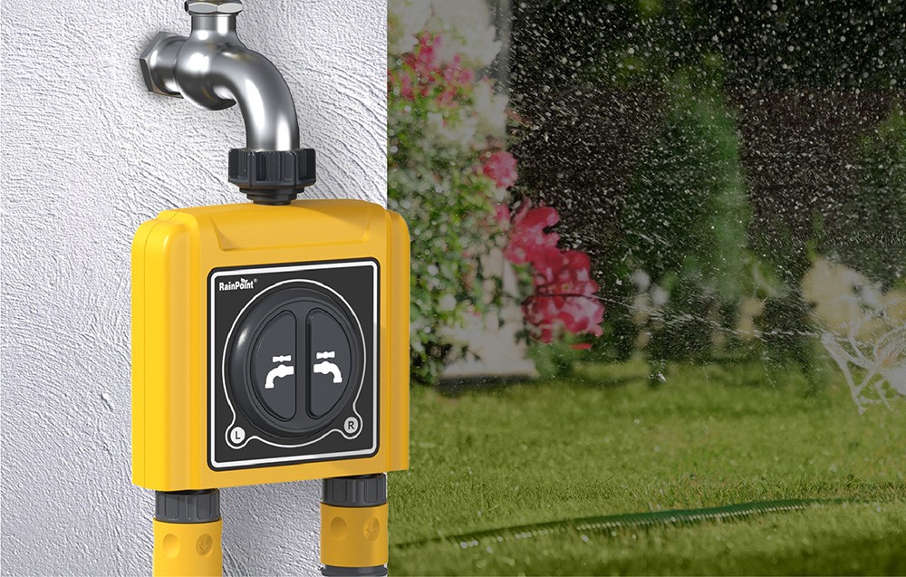 Contrôleur d'irrigation RainPoint monté sur un mur en plâtre blanc, avec le jardin en arrière-plan.