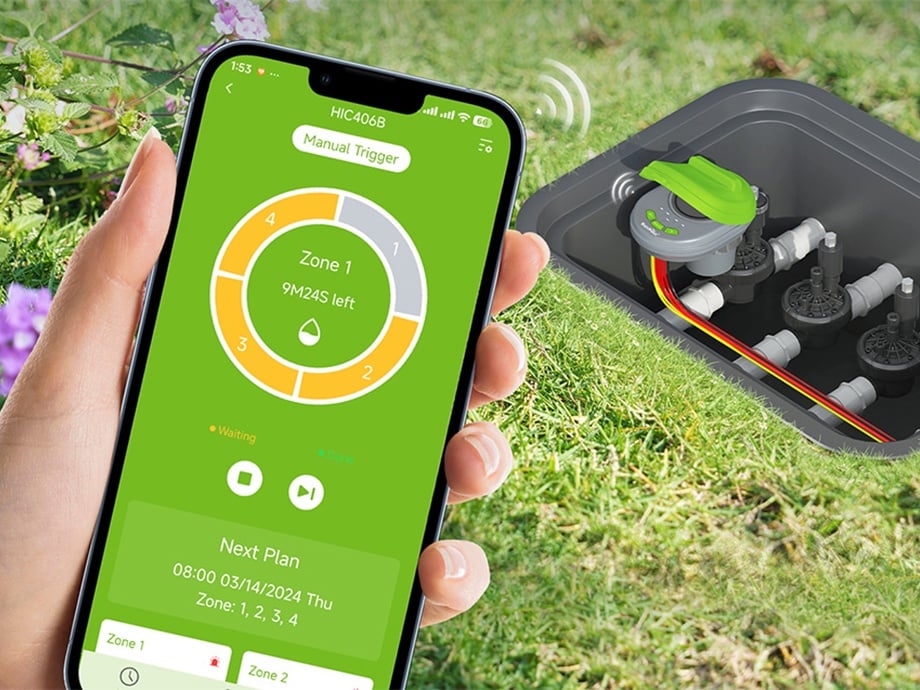 Application smartphone montrant la zone d'arrosage active à côté du contrôleur RainPoint monté dans la boîte.
