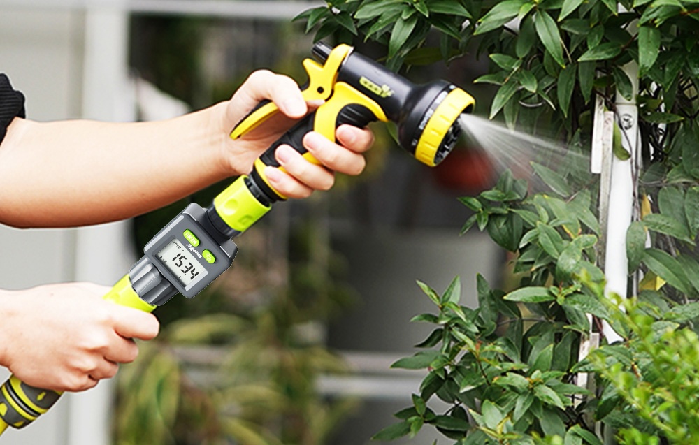 Compteur de débit RainPoint installé sur un tuyau d'arrosage.