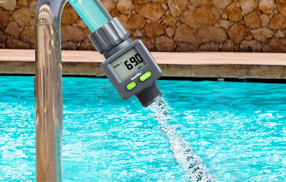 Compteur de débit RainPoint installé sur un tuyau de piscine.