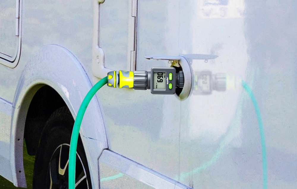 Compteur RainPoint connecté au tuyau dans le camping-car.