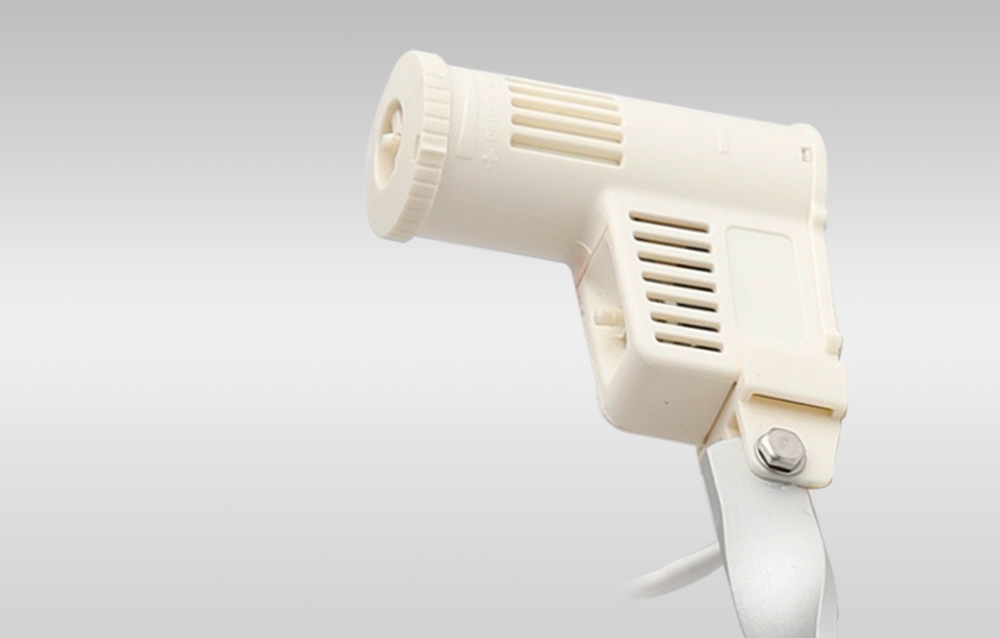 Gros plan sur le dessus du capteur de pluie avec évents et bouton visible