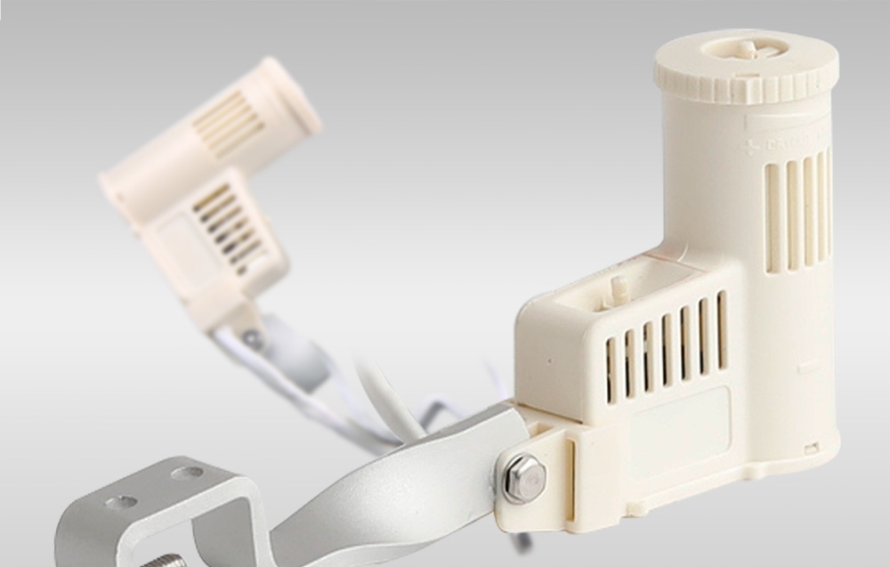 Deux capteurs de pluie avec support de montage visible