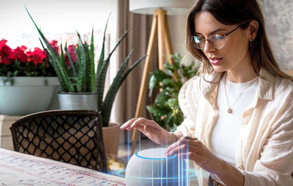 Femme portant des lunettes avec un haut-parleur intelligent dans un intérieur
