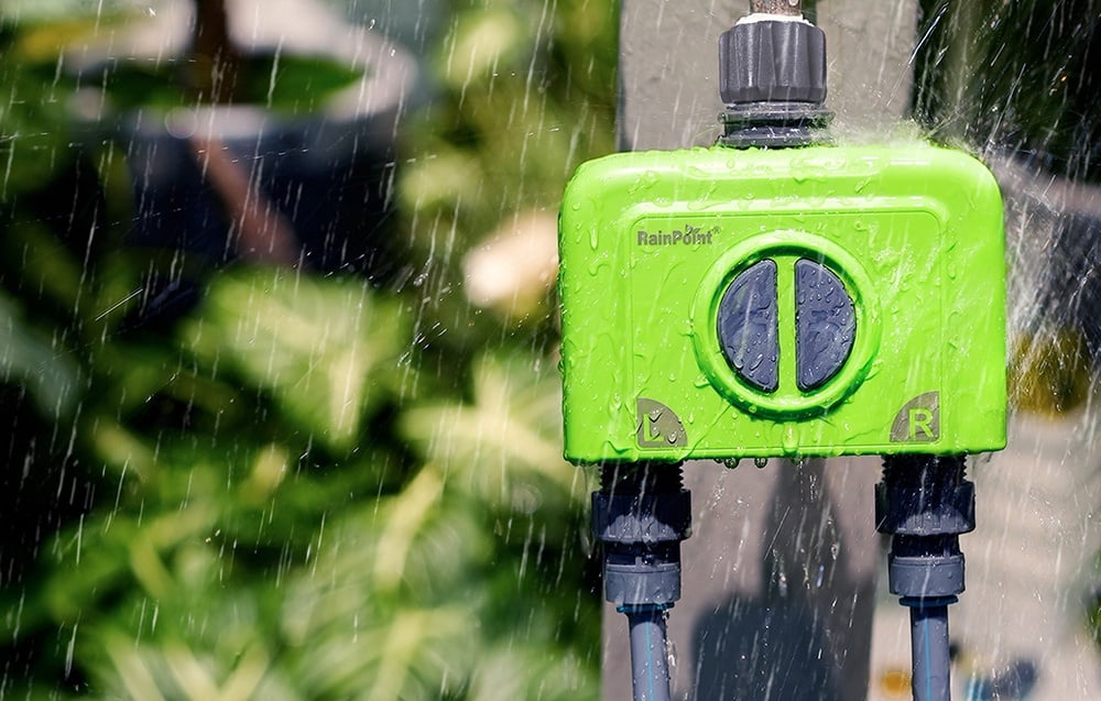 Contrôleur d'irrigation RainPoint avec des gouttes de pluie tombant dessus.