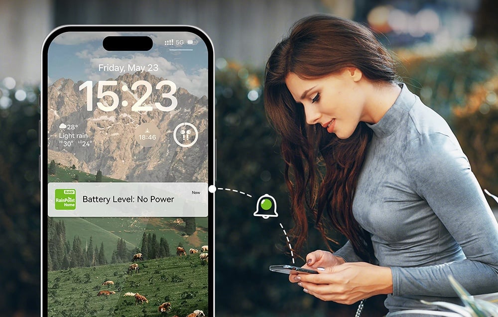 une femme utilisant l'application RainPoint Home, qui vous notifie lorsque la batterie est faible