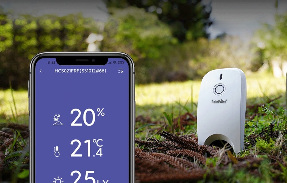 Passerelle d'irrigation placée au sol, écran de téléphone affichant les paramètres d'humidité et de température