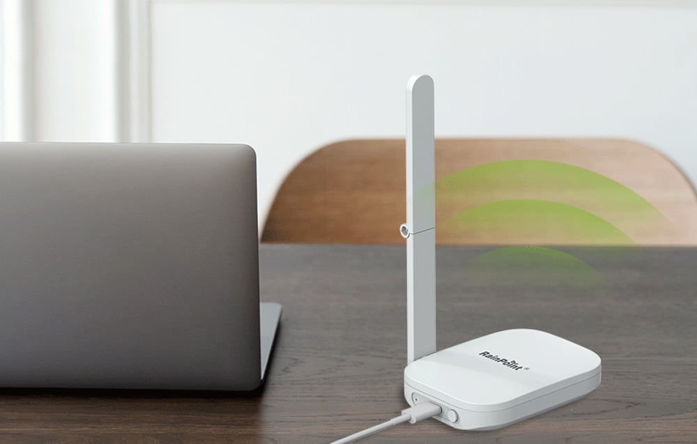 Passerelle RainPoint sur un bureau en bois avec un ordinateur portable à côté