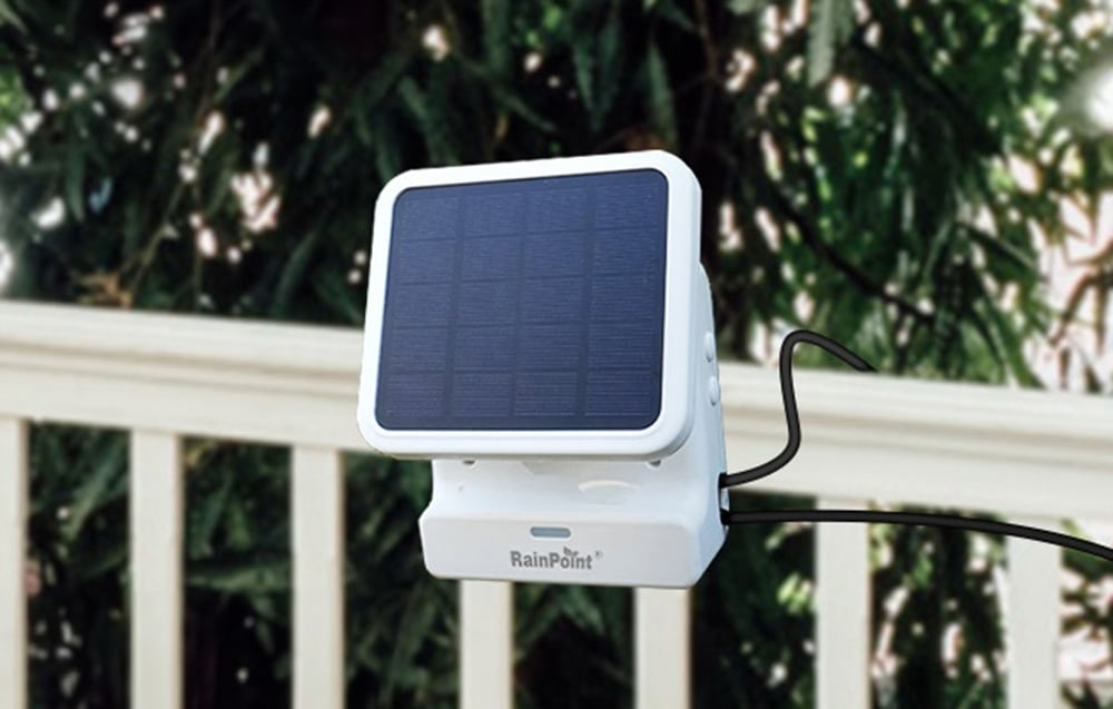 Panneau solaire RainPoint monté sur une rambarde extérieure avec fil noir visible