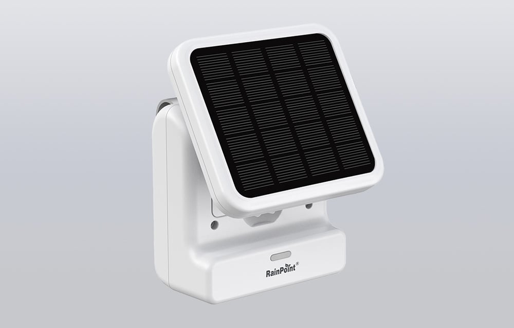 Gros plan d'un panneau solaire RainPoint blanc sur fond gris en studio