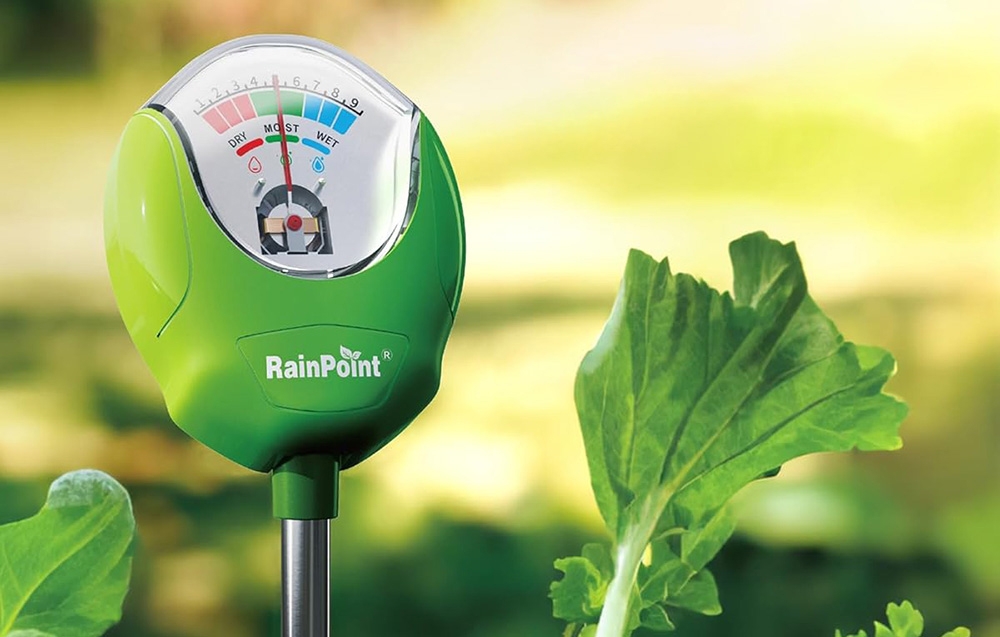 Testeur d'humidité RainPoint montré dans le jardin contre un fond de feuilles vertes brillantes